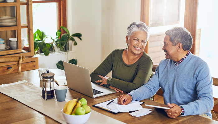 couple at laptop grid